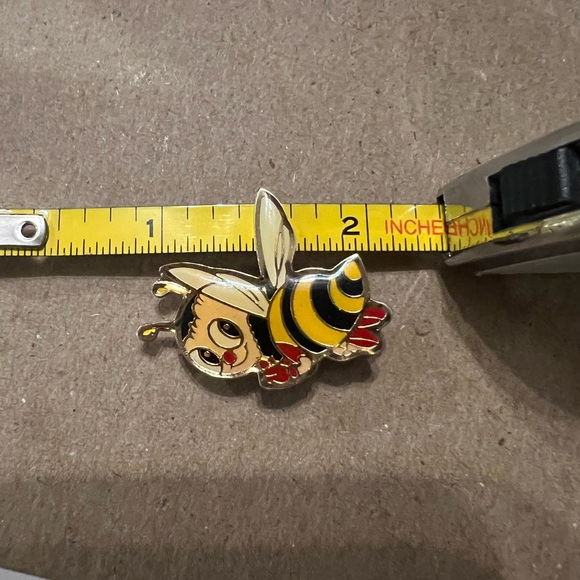 Vintage Bumble Bee enamel lapel pin - Picture 2 of 3